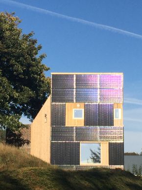 Randaberg: Dette plusshuset bruker solmoduler på alle vegger mot sydøst og sydvest. Det energieffektive bygget produserer mer solstrøm enn det årlige totale energibehovet på 5 000 kWh. <i>Foto: Arkitekt Harald N. Røstvik</i>