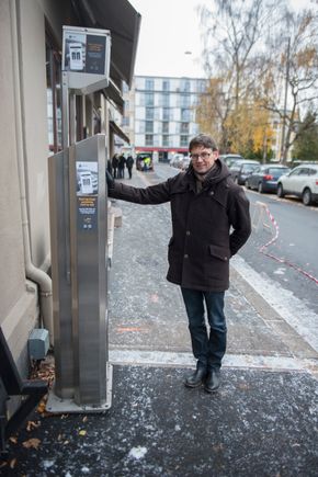 LENER SEG PÅ PARKERINGSAUTOMATEN: Oslo kommune starter prøveprosjekt for smarte parkeringsplasser, som blant anent skal gjøre automatisert parkeringsbetaling mulig. Enn så lenge må likevel Oslo-borgerne betale på vanlig vis. <i>Foto: Mathias Klingenberg</i>
