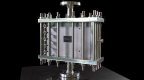 Denne reaktoren som brukes i Soletair-prosjektet kan konvertere hydrogen og karbon, og metan til flytende høykvalitets drivstoff som bensin og diesel. <i>Foto: Ineratec</i>