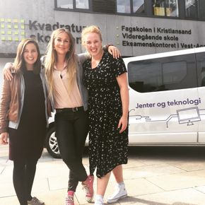 Ellen Therese Rasmussen, Sunniva Rose og Synne Uddmo Ask er blant de unge kvinnelige teknologiutdannede, som har reist rundt i landet med en «Jenter og teknologi»-buss, for å overbivse unge jenter om å velge ingeniørfag. <i>Foto: Tuva Gaarder Nordlie/NHO</i>