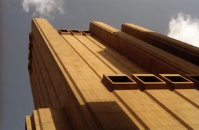 Navnet «de lange linjers bygning» bærer den godt. Linjene brytes bare av noen massive utstikkende ventilasjonsluker i øverste 29. etasje og lenger ned i tiende. <i>Bilde: Lars Plougmann/Wikimedia Commons</i>