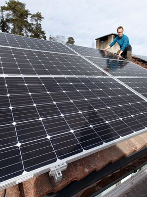 Stadig flere nordmenn skaffer seg solcellepaneler. På bildet Andreas Bentzen fra Otovo som selger solcellepanel. <i>Bilde:  Kallestad, Gorm/NTB Scanpix</i>