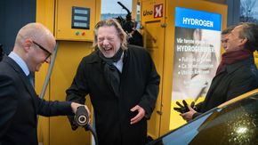 Klimaminister Vidar Helgesen og «colonialmajor» Odd Reitan var først til hydrogenpumpa. <i>Foto: Eirik Helland Urke</i>