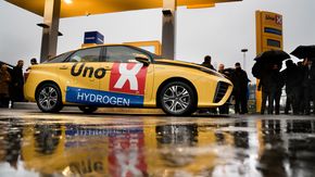 Uno-X åpnet sin første hydrogenstasjon i forrige uke. Her er én av sju norskregistrerte Toyota Mirai ved pumpa. <i>Foto: Eirik Helland Urke</i>