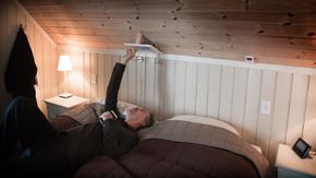 Gaute Espeland kan sette på kaffetrakteren, åpne soveromsvinduet og styre alle husets funksjoner fra Ipaden over senga. <i>Foto: Eirik Helland Urke</i>