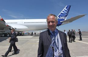 Testflyger Frank Chapman, her ved det første A350-900-flyet som fløy. <i>Foto: Per Erlien Dalløkken</i>