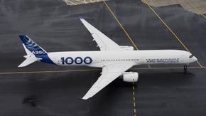 A350-1000 er 73,8 meter langt, sju meter lengre enn A350-900. <i>Foto: Philippe Masclet - Master Films</i>