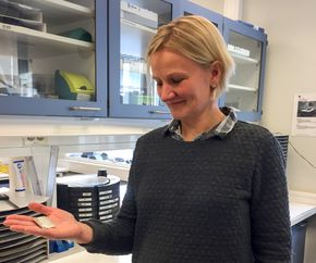 Energielement: Marianne Engvoll leder Skatech-selskapet TEGma som utvikler termoelektriske moduler for større varmekilder. Her holder hun et element som inngår i slike moduler i hånden. <i>Foto: TEGma </i>