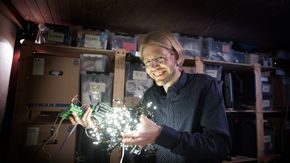 Et av Magnus Ognedals prosjekt er å få julelysene til å blinke i takt med Frost-låta. <i>Foto:  Eirik Helland Urke</i>