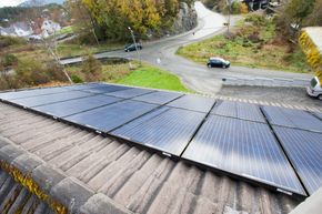 Solcellepanler fra REC installert på bolig i Bergen. <i>Foto: Marius Valle</i>
