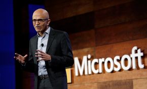 Microsofts toppsjef Satya Nadella. Bildet er tatt under Microsofts årlige aksjonærmøte, den 30. november 2016. <i>Foto: AP Photo/Elaine Thompson</i>