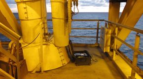 Teknologien har allerede blitt testet offshore og er nå i kommersiell drift. Her er PAT-en koblet til en riser mens den utfører test. <i>Foto: 4 Subsea</i>