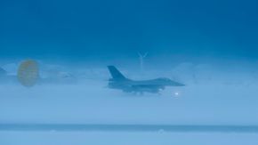 F-16 lander på Ørland med bremseskjerm. <i>Foto: Forsvaret</i>