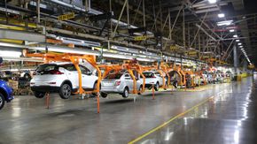 På Orion-fabrikken i Michigan er serieproduksjonen av Chevy Bolt så vidt startet, på samme linje som Chevy Sonic. <i>Foto: Per Erlien Dalløkken</i>