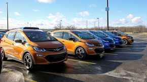 Fem Opel Ampera-e fra forserieproduksjonen står klare til å fraktes fra Detroit til Opel-hovedkvarteret i Rüsselsheim. <i>Bilde:  Per Erlien Dalløkken</i>