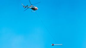 NGU leier fly og helikoptre for geofysisk kartlegging. Målingene skjer i lav høyde. Instrumentene i flyene er fastmontert, mens helikopterene opererer med en fritthengende målesonde og fastmontert utstyr under buken. <i>Foto: NGU</i>