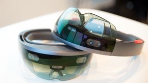 Slik ser utviklerversjonen av Hololens-brillene ut. De ble lansert i fjor med en prislapp på 3 000 dollar. <i>Foto: Kurt Lekanger, digi.no</i>