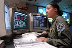 En satellittsystemoperatør ved kontrollstasjonen i Colorado. <i>Foto: USAF</i>