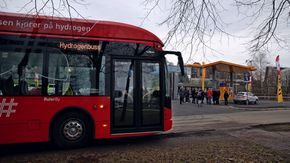 Ruter har i snart fem år hatt fem hydrogenelektriske busser i daglig drift. Prosjektet skulle egentlig avsluttes ved nyttår, men er forlenget minst tre år. <i>Foto: Per Erlien Dalløkken</i>