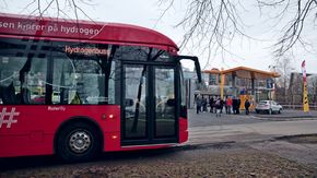 Under Zerokonferansen i november var det en ekskursjon med en av disse bussene til den nye Uno-X-hydrogenstasjonen i Sandvika i Bærum kommune. <i>Foto: Per Erlien Dalløkken</i>