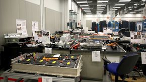 Her har GM-ingeniørene skrudd fra hverandre det som finnes av konkurrentbatterier. <i>Foto: Per Erlien Dalløkken</i>