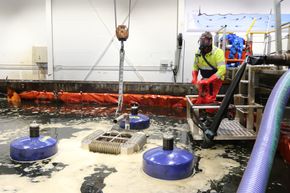 Ved Nasjonalt senter for testing av oljevernutstyr har bassenget fått et utslipp av hybridolje. Målet deres er å få mer kunnskap om hvilke utfordringer nye drivstofftyper gir, før det oppstår alvorlige utslipp med dem. <i>Foto: Marianne Henriksen/Kystverket</i>