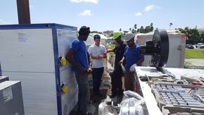 Her pakkes maskinen ut og settes opp på Barbados. <i>Foto: Viking Heat Engines</i>