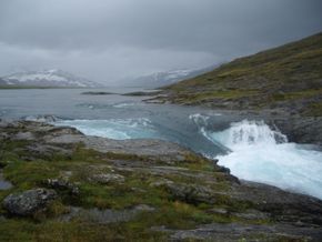 Innsjøen Sårjåsjávrre i Fauske (bildet) er ett av vannene på grensen mellom Norge og Sverige som blir berørt om lulesamiske utbyggere får virkeliggjøre sine planer om Lappland kraftverk. <i>Foto: Musken Senter</i>