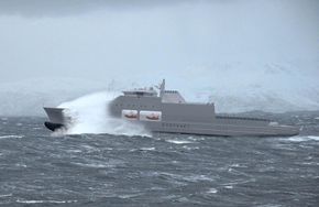 De 134,4 meter lange og 19 meter brede skipene skal tåle t.o.m. Sjø 5 og likevel opprettholde operasjonskapsitet. <i>Foto: Forsvarsmateriell</i>