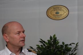 Kaptein Svein Erik Waksaas. Plaketten på veggen viser at Bastø 6 er bygget ved verftet Cemre i Tyrkia. <i>Foto: Tore Stensvold</i>