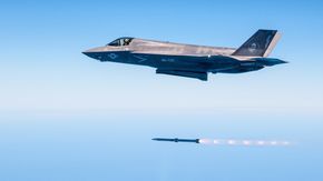 Et F-35B testskyter Amraam-missil i august i fjor. Nammo er i dag eneleverandør av motorer til dette missilet. <i>Foto: 2016 Darin Russell Lockheed Martin</i>