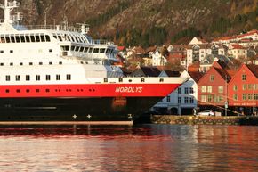 Hurtigruteskipet MS Nordlys ved kai i Bergen. <i>Bilde:  Jens Hager/Hurtigruten</i>