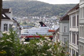 MS Nordnorge er i løpet av våren 2017 klar til å kobles på landstrøm i Bergen. Det vil bety at skipet ikke slipper ut noe NOx, svovel, partikler eller klimagasser de 6-8 timer skipet ligger til kai. <i>Foto: Heidi Bendel/Hurtigruten</i>