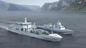 Illustrasjon av det kommende logistikkfartøyet KNM Maud sammen med en fregatt i Fridtjof Nansen-klassen og et NH90-helikopter. <i>Foto:  Forsvaret</i>