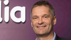 Administrerende direktør Abraham Foss i Telia Norge kan glede seg over å ha fått tilslaget på frekvensene for en rimelig penge. <i>Foto: Telia Norge</i>