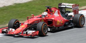 Formel 1 har i takt med utviklingen av kjøretøyteknologi i større grad blitt hybridbiler, som denne fra Ferrari. <i>Foto: Wikimedia Commons/Morio/CC S-A 4.0</i>