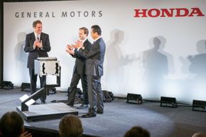 General Motors&#039; nestsjef for global produktutvikling Mark Reuss (t.v), Michigans viseguvernør Brian Calley og Honda-direktør for Nord-Amerika Toshiaki Mikoshiba annonserer fellesforetak som skal produsere brenselceller. <i>Foto: Steve Fecht</i>