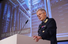 Sjef for etterrettningstjenesten Morten Haga Lunde fremmlegger Fokus-rapporten i 2017. <i>Foto:  orbjørn Kjosvold / Forsvaret</i>