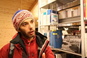 Masterstudenten Niek Heijkoop fra Universitetssenteret på Svalbard (UNIS) og TU Delft i Nederland jobber i ti minusgrader, for å teste is som påføres sykliske, altså regelmessige, belastninger. <i>Foto: Anne Sliper Midling, NTNU</i>