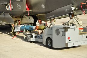 En GBU-12 Paveway II, som er en 500-punds laserstyrt bombe, er i ferd med å lastes om bord et F-35A på Nellis. <i>Foto: U.S. Air Force photo/R. Nial Bradshaw</i>