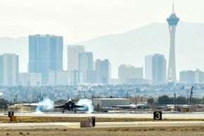 Et F-35A på flystripa på Nellis, en flybase som ligger noen få kilometer nordøst for Las Vegas Strip.  <i>Foto: U.S. Air Force photo/R. Nial Bradshaw</i>