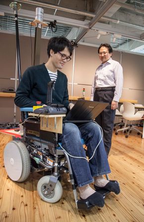 Akio-Shigekane og Ryo-Kurazume (til høyre) med det som kan bli fremtidens rullestol. <i>Foto: Nils Olav Mevatne</i>