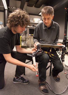 Stipendiat Tønnes Nygaard utvikler en fleksibel robot og forsker på hvordan en robot kan tilpasse seg både i form og bevegelse ut i fra omgivelsen den befinner seg i. Den skal utstyres med ulike sensorer som skal bistå i å forutse fremtidige situasjoner den må håndtere. Her er han sammen med professor Jim Tørresen. <i>Foto: Nils Olav Mevatne</i>