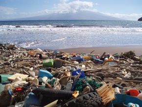 Plastemballasje i havet og i naturen er et økende problem. 85 prosent av alt som havner i havet synker til buns eller flyter rundt. 15 prosent havnet på strendene, som her på Hawaii. Norner skal forske på mer miljøvennlig plastemballasje. <i>Foto: NOAA</i>
