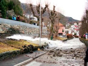Norske vannledninger er i forfall. Lekkasjegraden er stor, av og til voldsom som her i Bergen der en vannledning sprakk og førte til store skader i 2010. <i>Foto: Regin Hjertholm</i>
