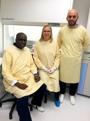 Tredimensjonalt: Seniorforsker Kristin Syverud jobber sammen med professor Kamal Mustafa og Ph.D-student Ahmed Rashad med å erstatte ødelagte bein i menneskekroppen gjennom 3D-printing. <i>Foto: UiB</i>