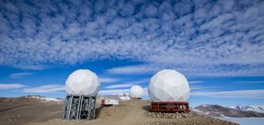 I løpet av den korte antarktiske sommeren bygde KSAT i 2013 to nye antenner ved Troll-basen nær Sydpolen. <i>Foto: KSAT</i>