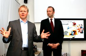 Funcom-direktør Trond Arne Aas går lysere tider i møte, mener britisk analytiker. Her avbildet sammen tidligere kulturminister, Trond Giske, i 2008. <i>Foto: NTB Scanpix</i>