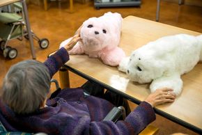 Robotselen Paro er en japansk oppfinnelse spesielt tiltenkt for demente pasienter. Den brukes i dag på sykehjem i flere land og er laget i flere ulike varianter. <i>Foto: Said Karlsson</i>