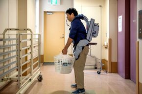 Denne innretningen, kalt et exoskjelett, sparer ryggen for tunge løft. Japansk eldreomsorg med stor mangel på personale har gjort at regjeringen har intensivert satsingen på å utvikle slike hjelpemidler. <i>Foto: Said Karlsson</i>